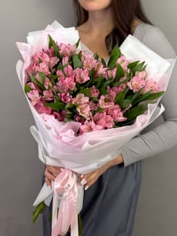 Оригинальный букет из 15 альстромерий "Primadonna"