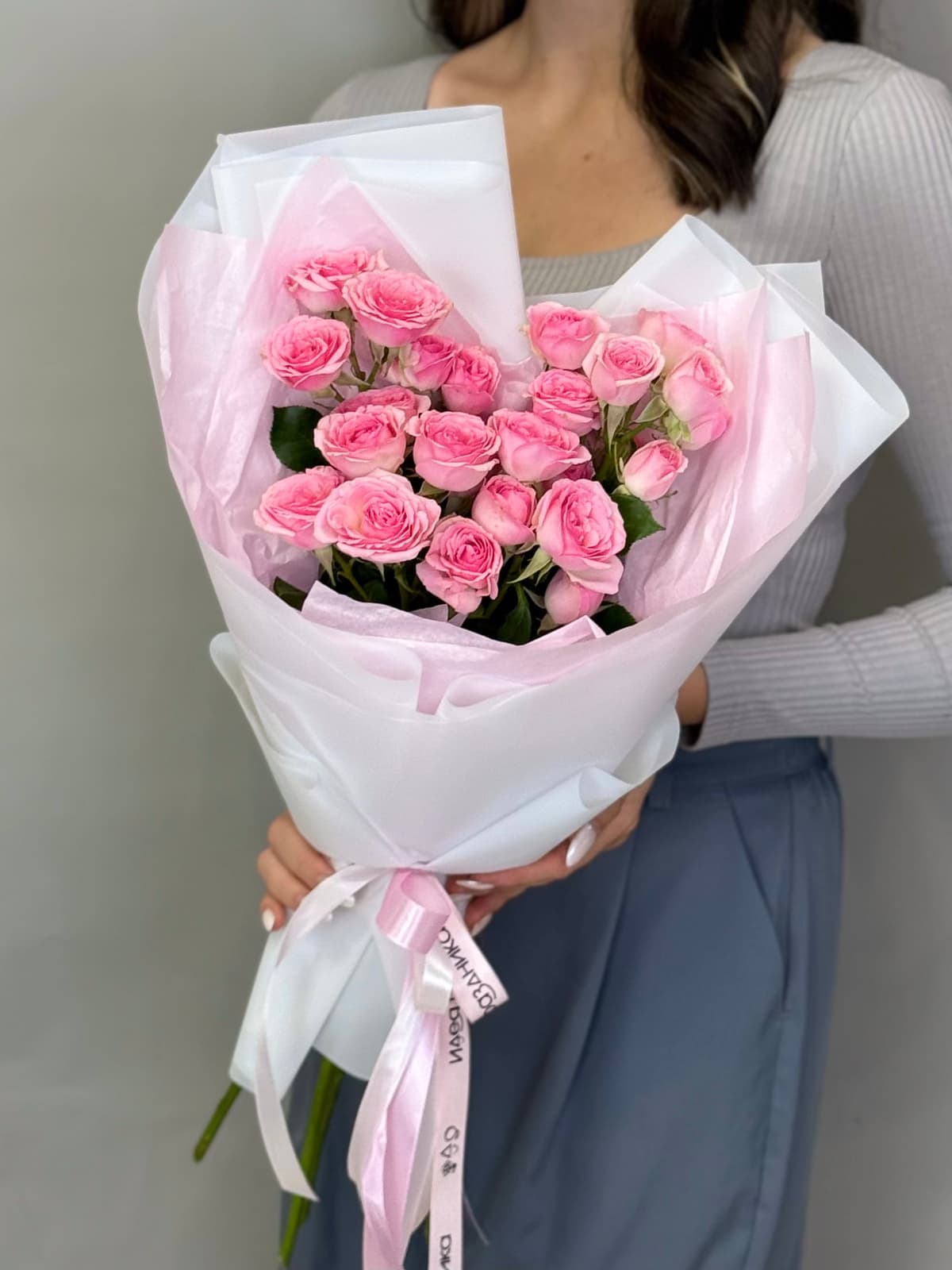 Оригинальный букет из 5 розовых кустовых роз