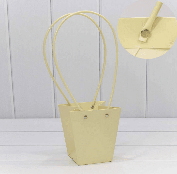 Пакет под цветы 13*9,5*15,5см Конус Сливочный с пластиковой ручкой