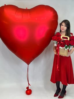 Праздничная композиция из шаров и цветов "Вечная любовь"