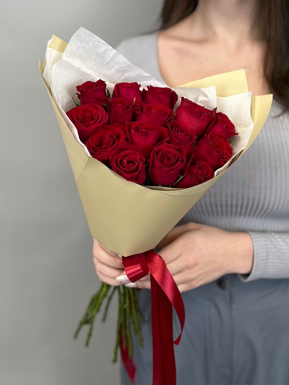 Праздничный букет из 15 красных роз Кения 35-40см в матовой бумаге