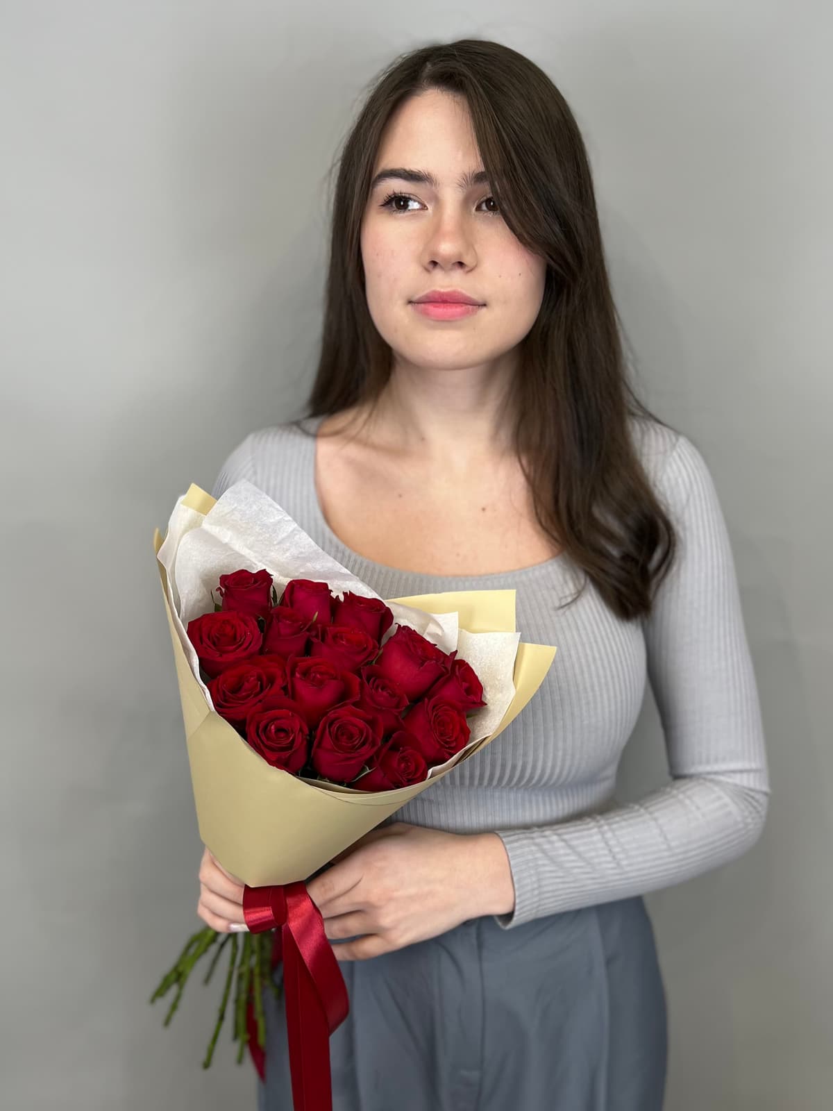 Праздничный букет из 15 красных роз Кения 35-40см в матовой бумаге