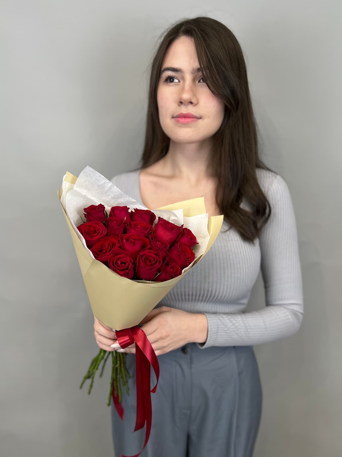 Праздничный букет из 15 красных роз Кения 35-40см в матовой бумаге