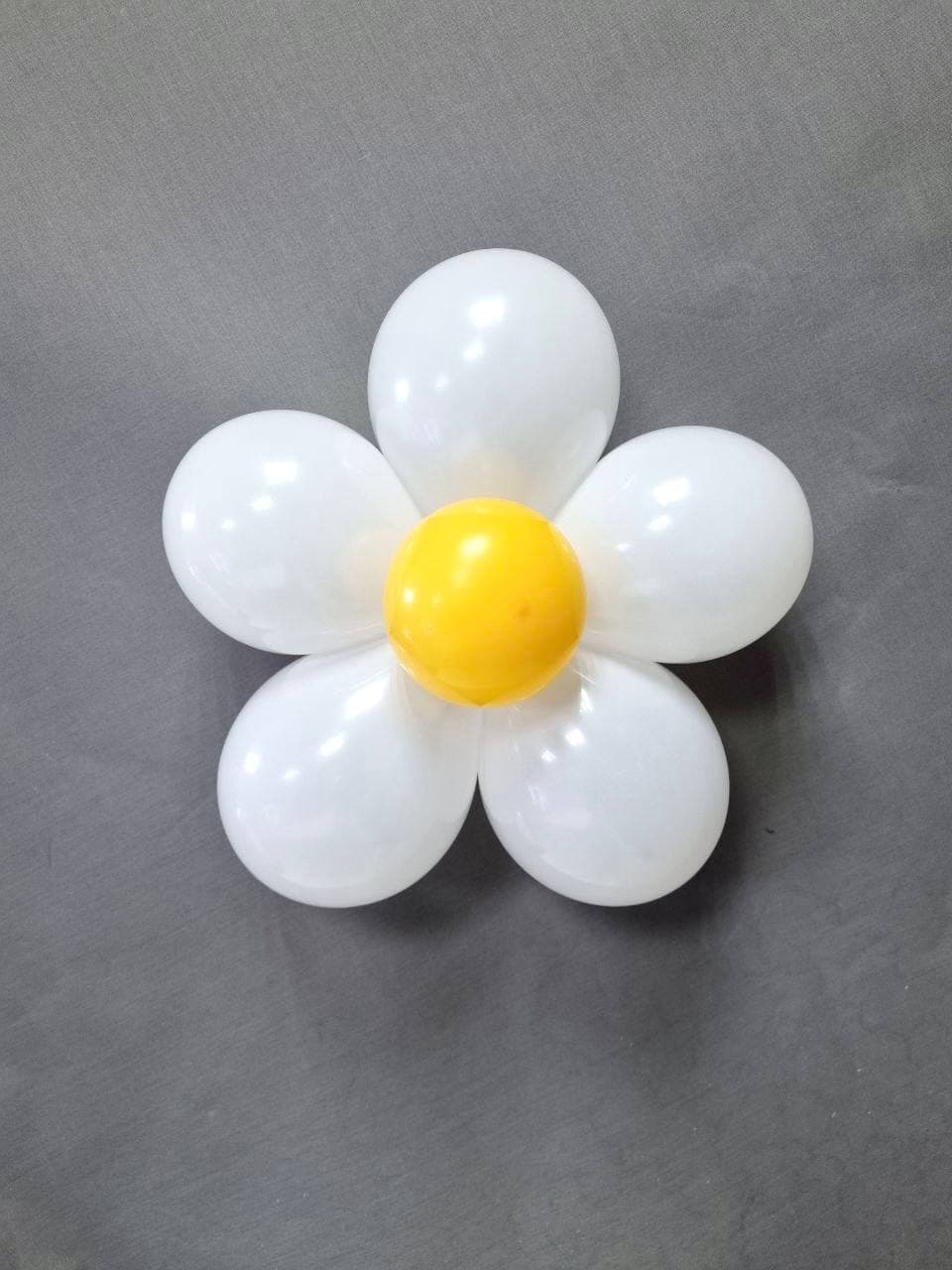 Ромашка из шаров на стену