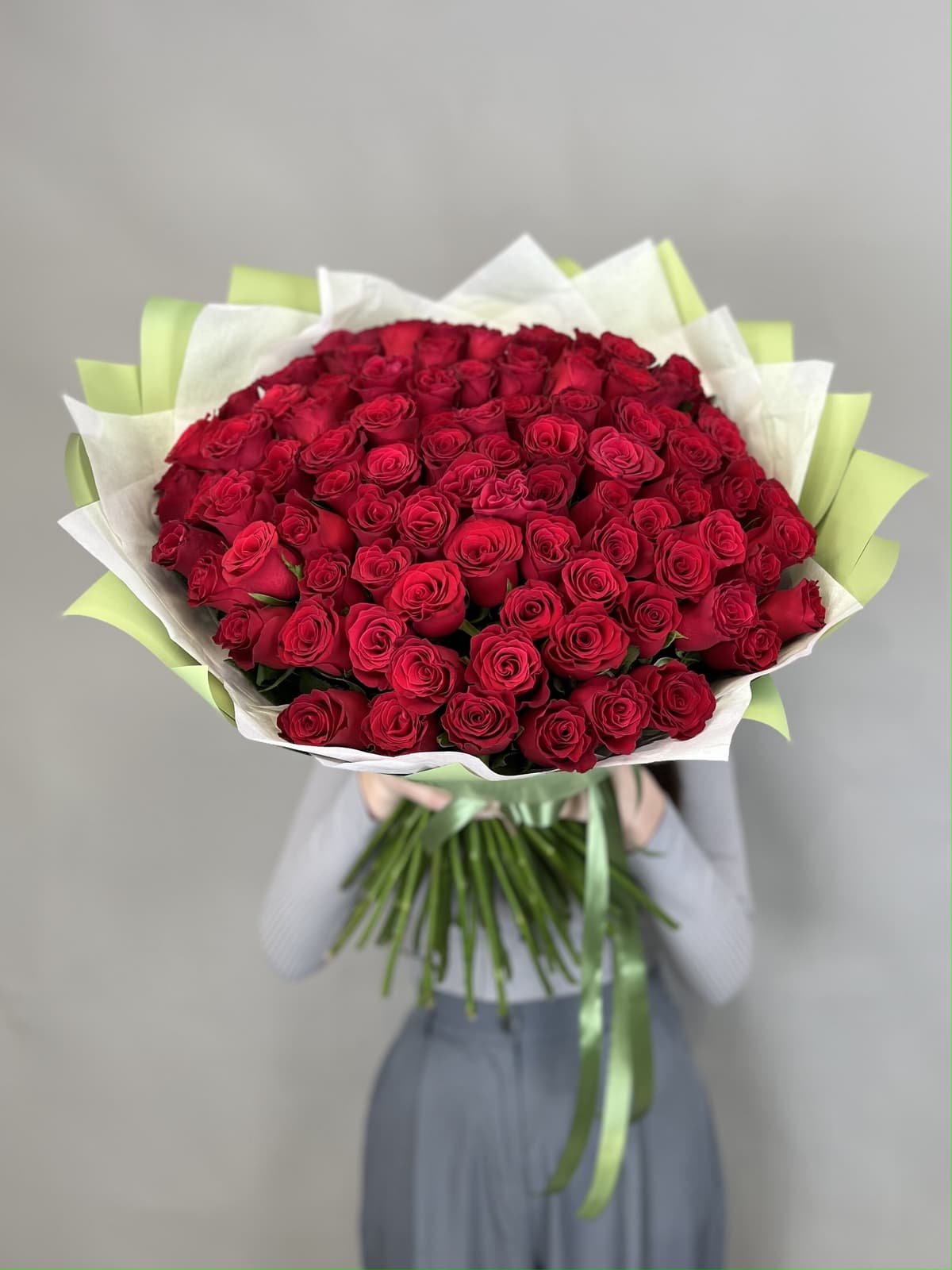 Роскошный букет из 101 стандартной красной розы в упаковке