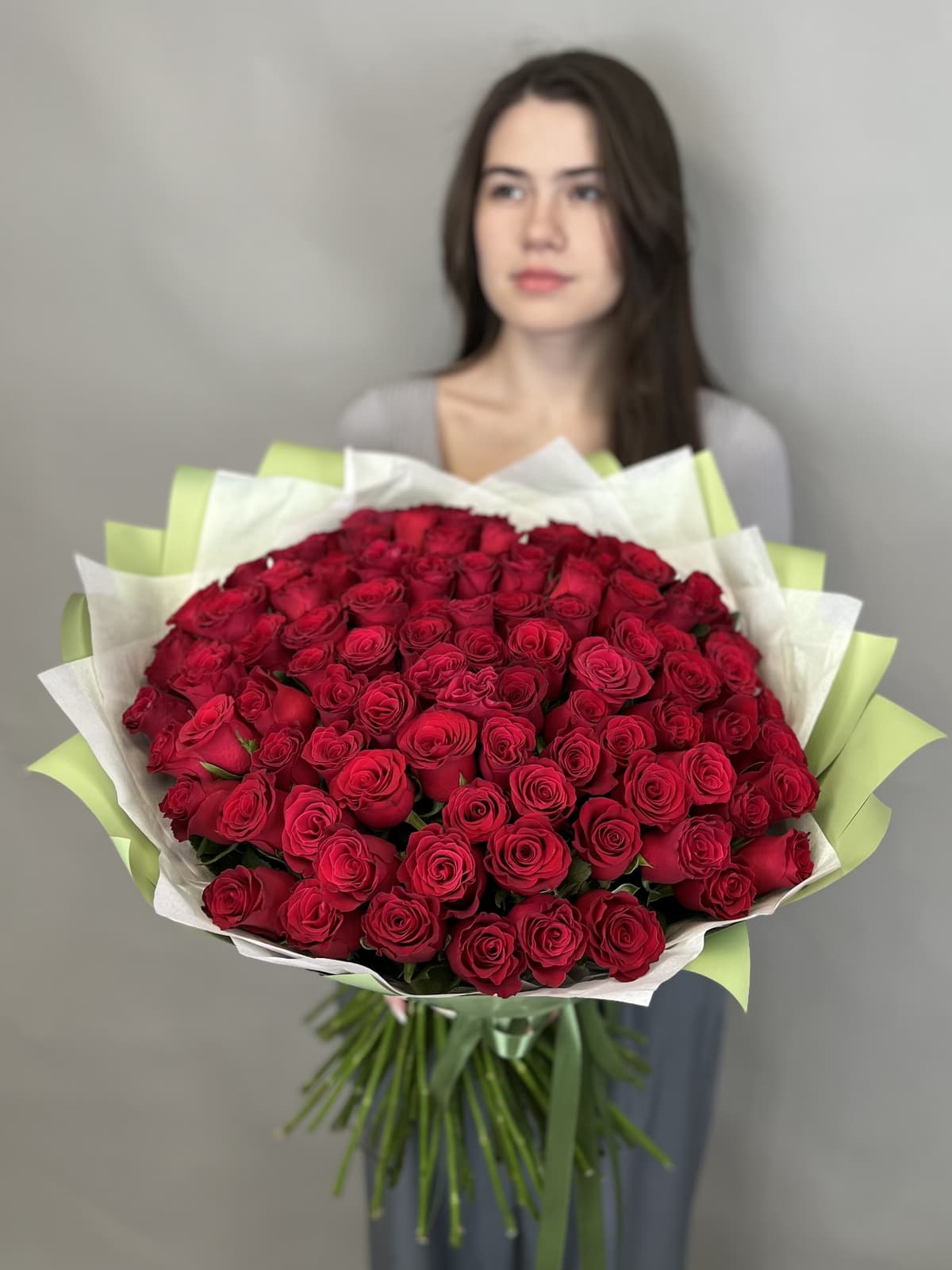 Роскошный букет из 101 стандартной красной розы 50 см в упаковке