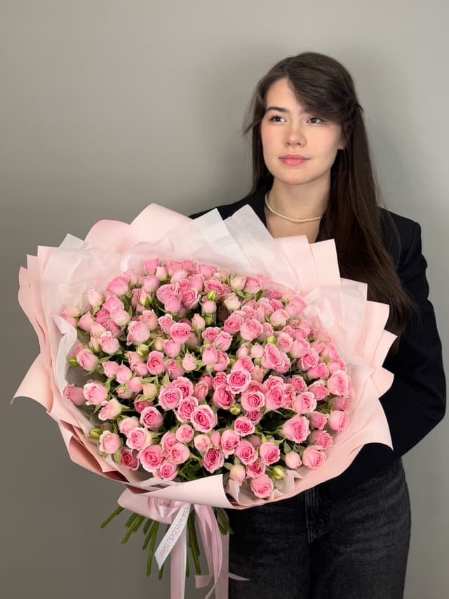 Роскошный букет из 51шт розовых кустовых роз Роскошный букет из 51шт розовых кустовых роз