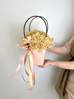 Сборный букет из 5 цветных хризантем в сумке