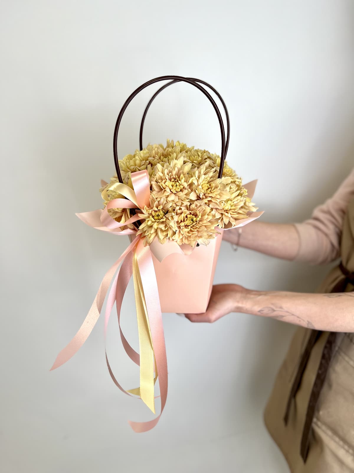 Сборный букет из 5 цветных хризантем в сумке