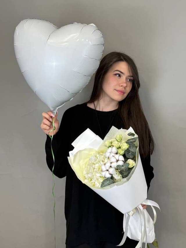 Сет шар + нежный букет "Первый снег" Сет шар + нежный букет "Первый снег"