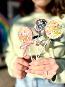 Шоколадный леденец 21 гр, белый с посыпкой