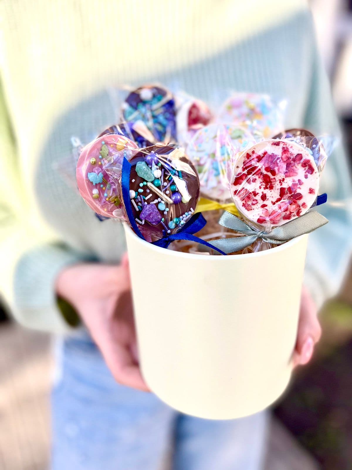 Шоколадный леденец 21 гр, молочный с посыпкой