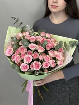 Стильный букет из 11 розовых кустовых роз с эвкалиптом