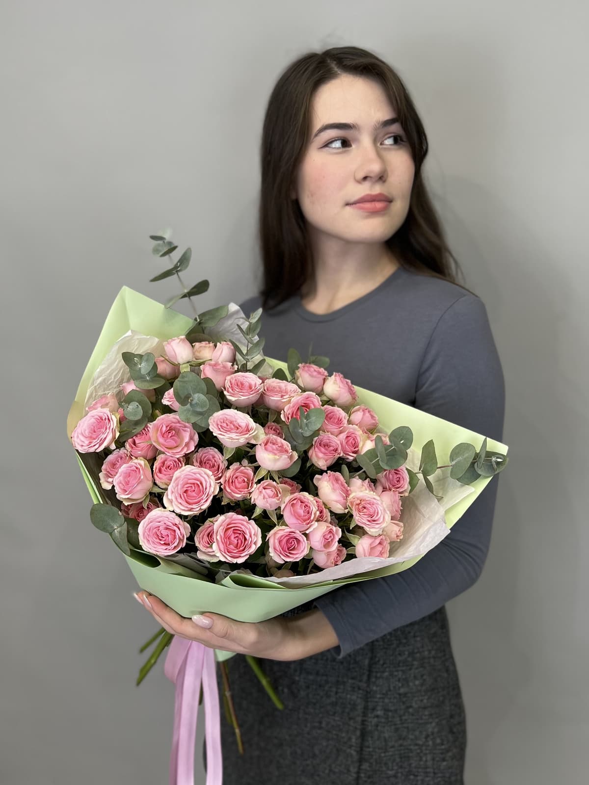 Стильный букет из 11 розовых кустовых роз с эвкалиптом