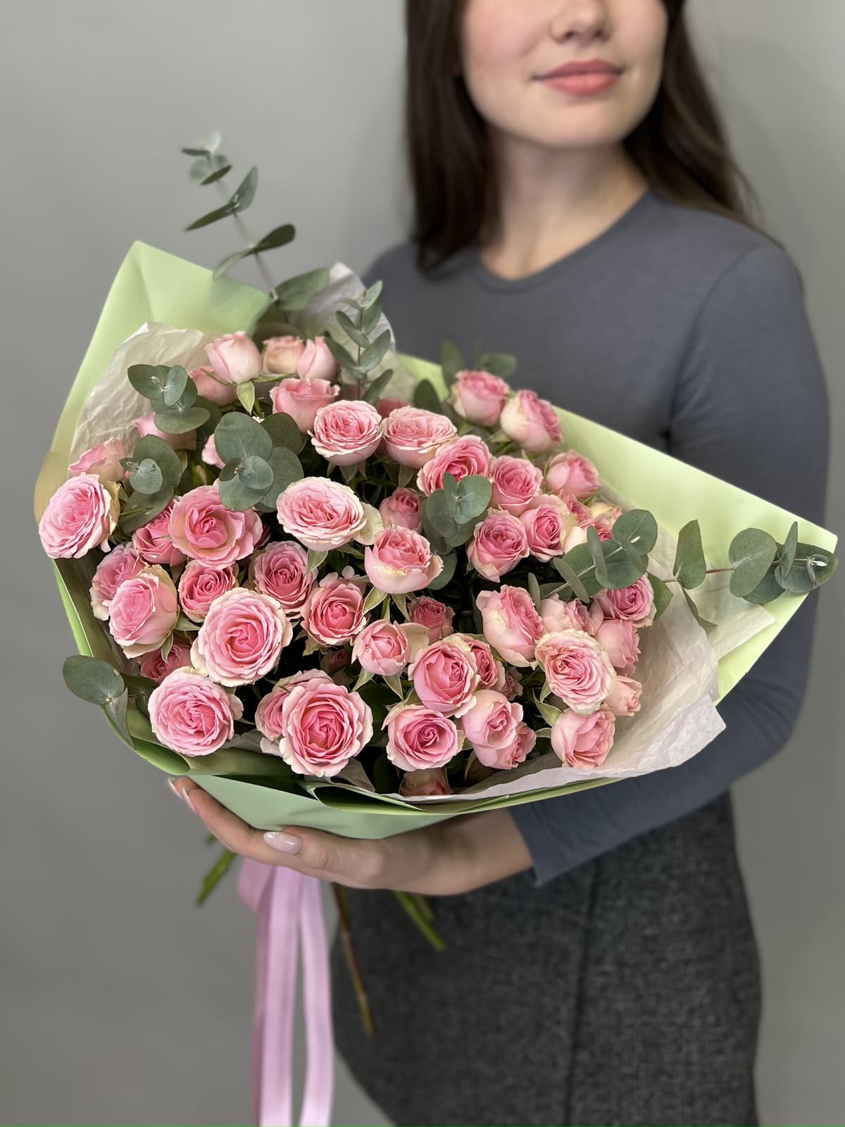 Стильный букет из 11 розовых кустовых роз с эвкалиптом