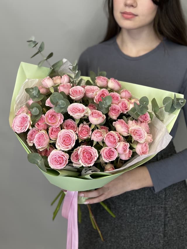 Стильный букет из 11 розовых кустовых роз с эвкалиптом Стильный букет из 11 розовых кустовых роз с эвкалиптом