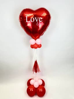 Стойка из шаров с воздухом «Любовь - это»