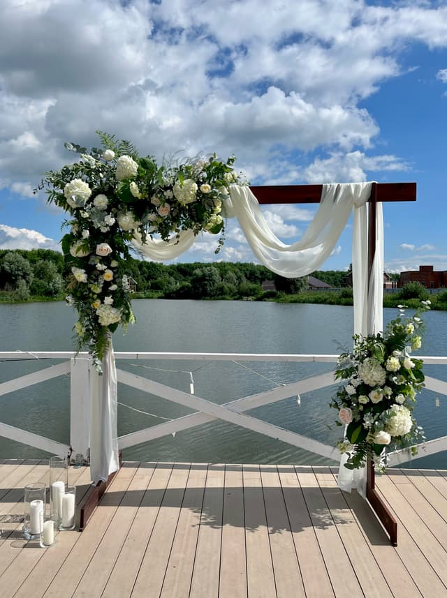 Свадебная арка из цветов «vanila wedding» Свадебная арка из цветов «vanila wedding»