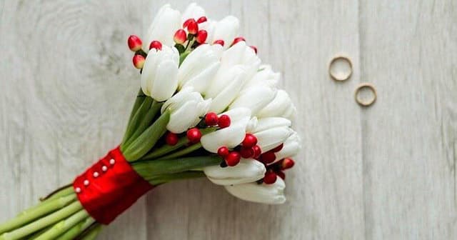 Нежный свадебный букет "Красный жемчуг" Нежный свадебный букет "Красный жемчуг"