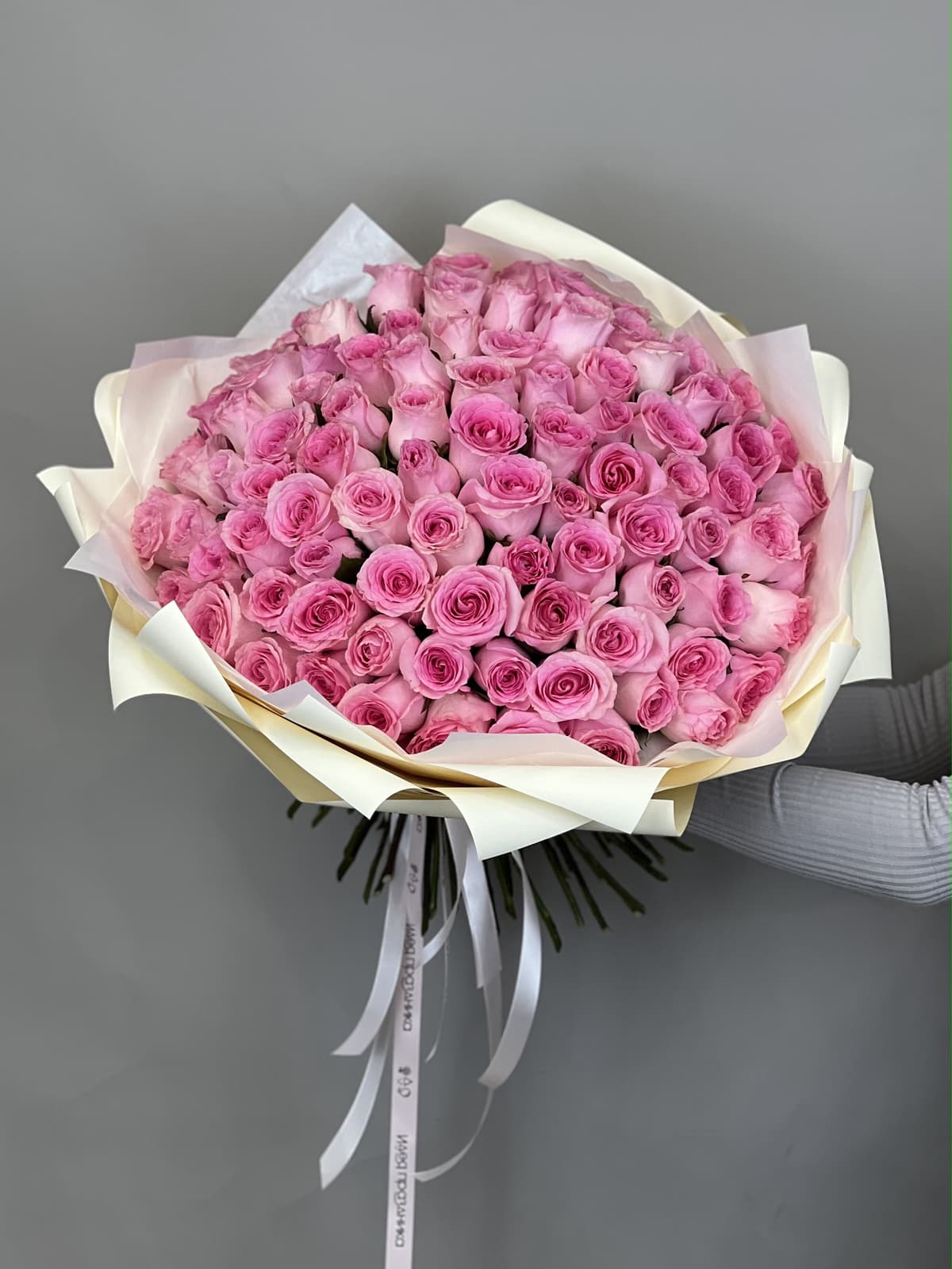 МЕГА АКЦИЯ Свежий букет из 101 розовой розы стандарт 50 см в оформлении