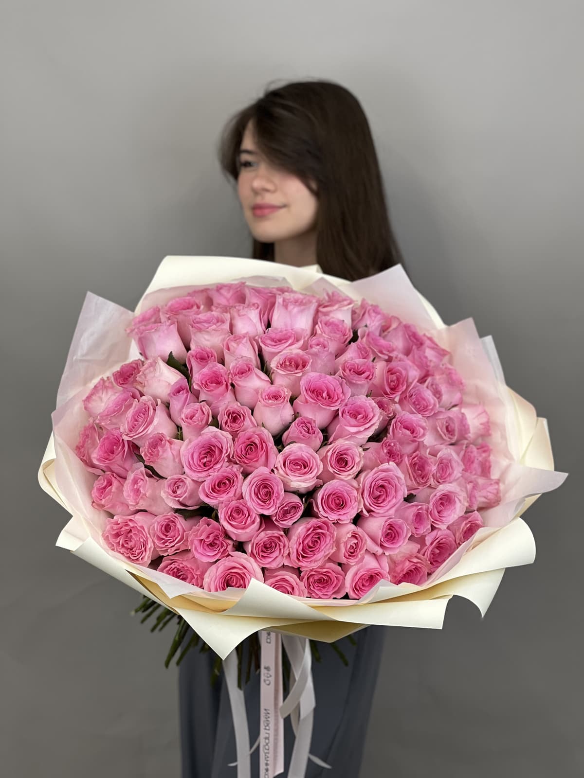 МЕГА АКЦИЯ Свежий букет из 101 розовой розы стандарт 50 см в оформлении