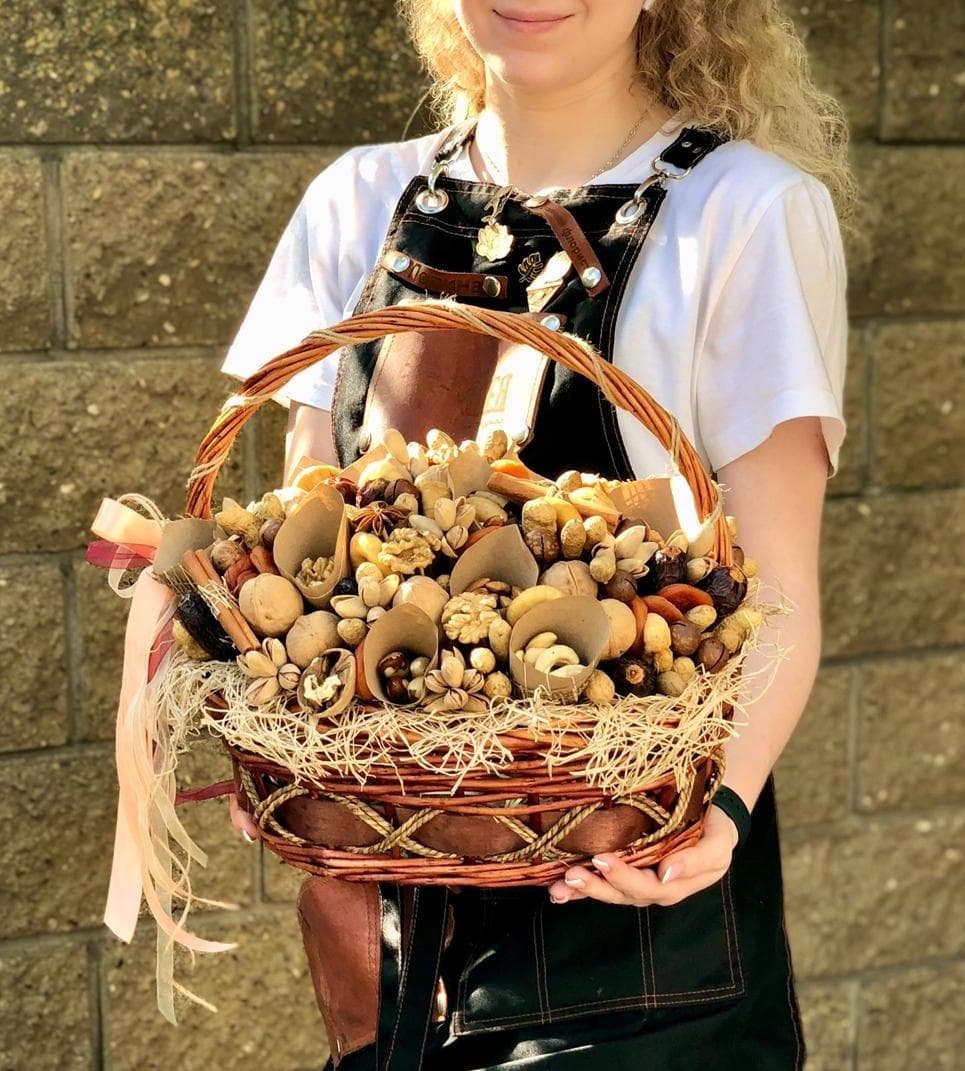 Съедобные букеты в корзине "Ореховая"