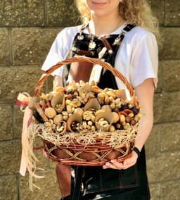 Съедобные букеты в корзине "Ореховая"